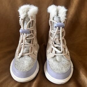 Toddler Sorel Boots
Lavender and Gray 
Worn 3 x
Excellent condition